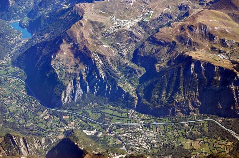 alpe-dhuez-overhead-775.jpg